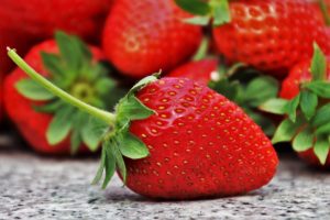 Manger des fraises pour le bronzage