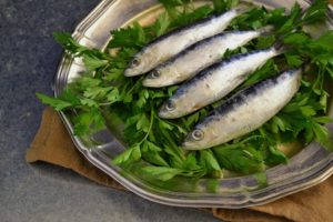 Manger des sardines pour le bronzage