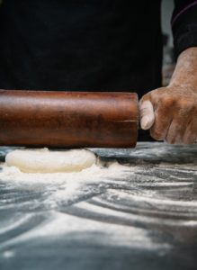 abaisser la pâte de la tourte de noël
