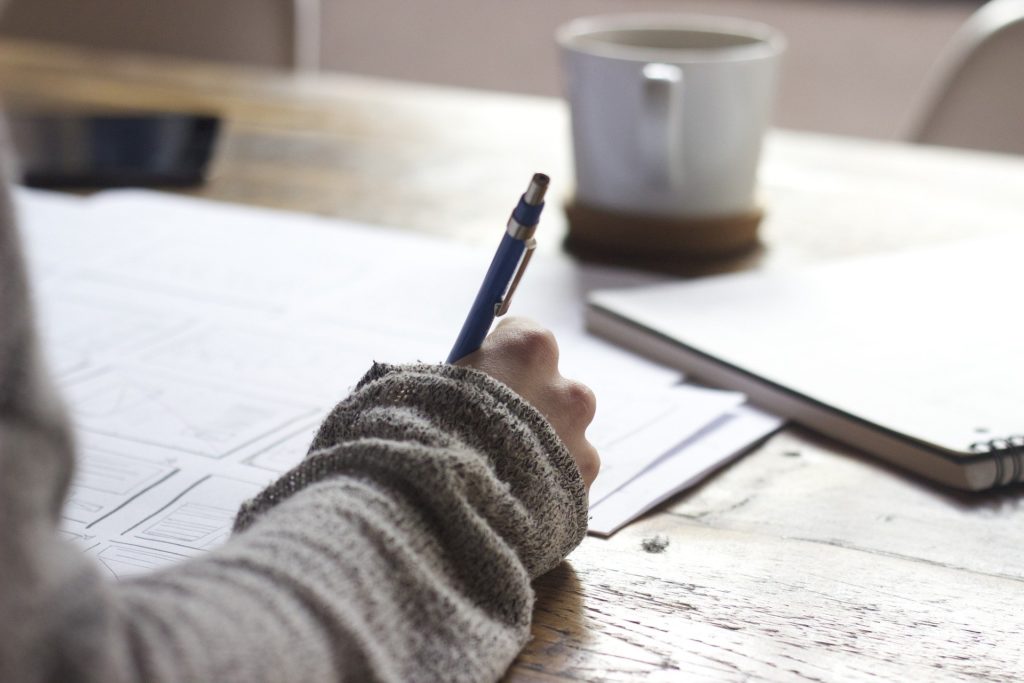 Travailler autour d'un café